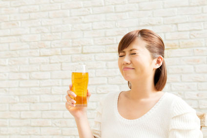 ビール飲む女性