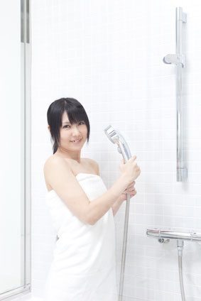シャワーを浴びる女性