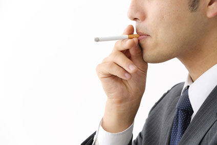 喫煙するビジネスマン